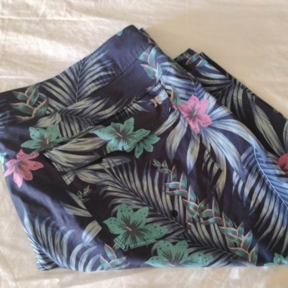 Bundle of 2 Mens Bottoms - HeatGear Under Armour - Hurley Swim Trunks Sz 38 - Picture 4 of 7